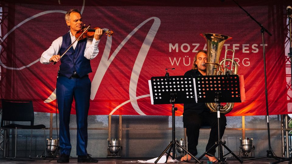 Benjamin Schmid und Andreas Martin Hofmeier spielten auf einer Stradivari und mit einer Tuba Mozart im GC Würzburg.