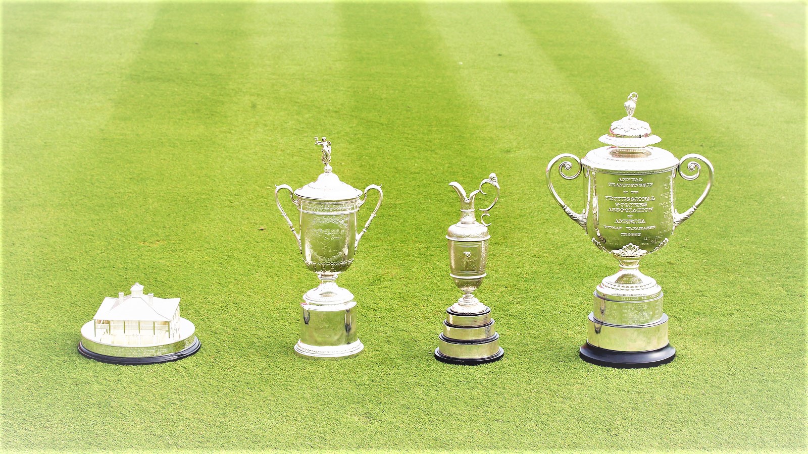 Das sind sie - die vier Pokale der Majors (v.l.): Masters, US Open, The Open und PGA Championship. © David Cannon/Getty Images