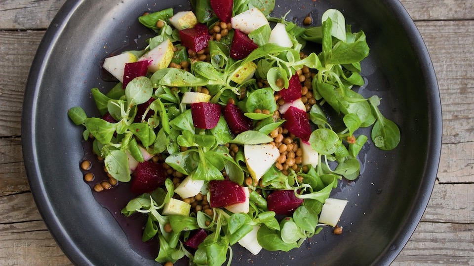 Nur ein Beispielfoto und nicht das unten vorgestellte Rezept: Salat mit Linsen.