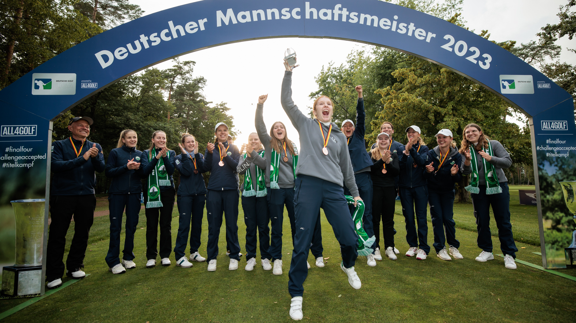 Alina Bingel (Mitte) machte mit ihrem Sieg in der letzten Partie gegen Münchens Theresa Steinberg die Bronzemedaille für den Golf- und Land-Club Berlin-Wannsee perfekt - und feierte das bei der Siegerehrung mit ihren Teamkolleginnen und allen mitgereisten Fans gebührend. Foto: DGV / Stefan Heigl