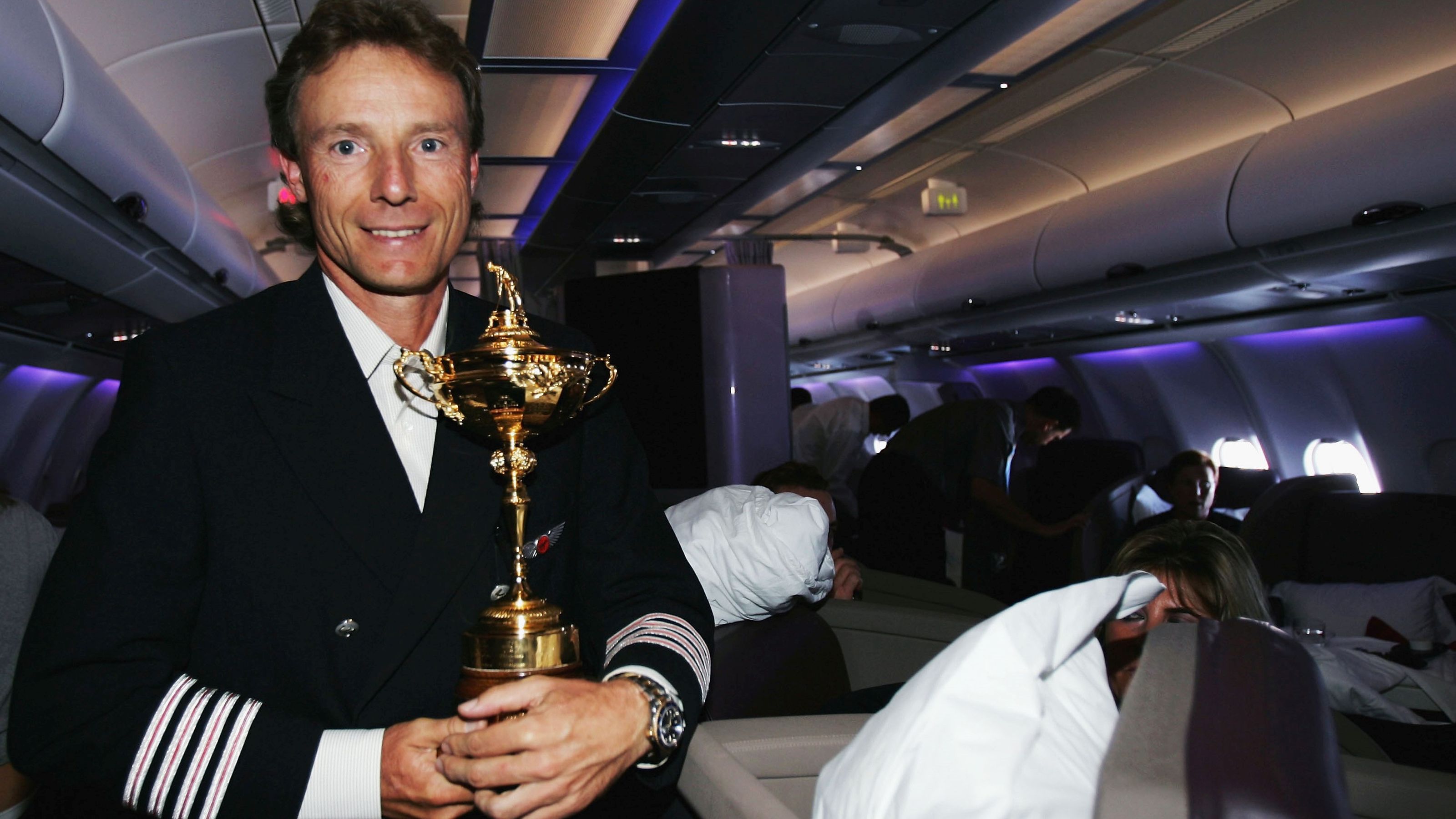 Captain Langer: 2004 führte Bernhard Langer Team Europa zum Sieg in den USA und brachte die Trophäe im Flugzeug mit nach Hause.