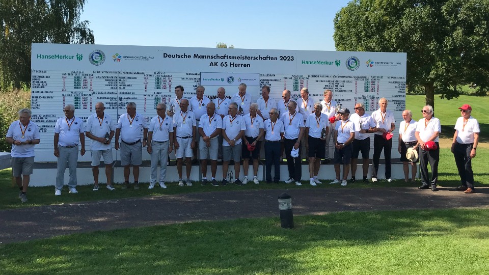 Glückliche Gesichter bei der Siegerehrung der DMM AK 65 Herren durch die Akteure des siegreichen Hamburger GC, GC Eschenried sowie GC Krefeld. (Foto: GolfResort Semlin)