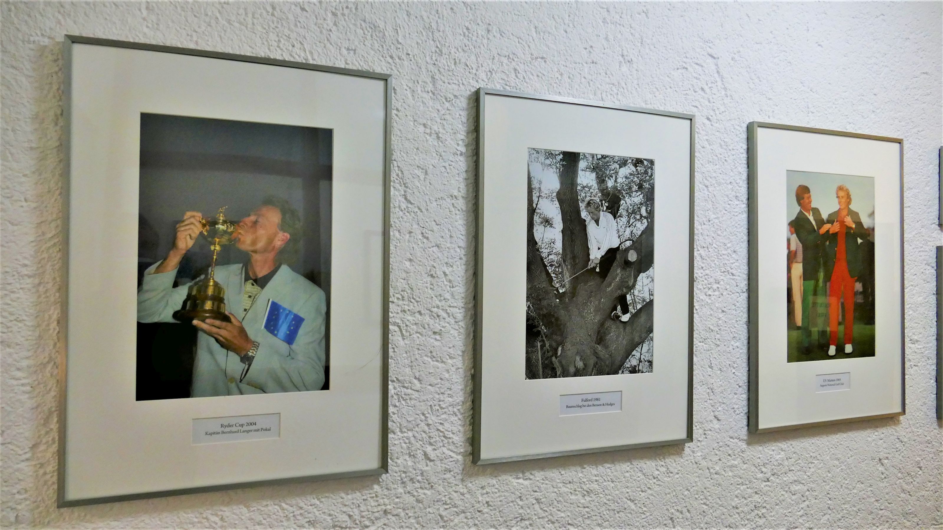 Im Clubhaus des GC Augsburg hängen zahlreiche Bilder von Bernhard Langers größten Erfolgen.