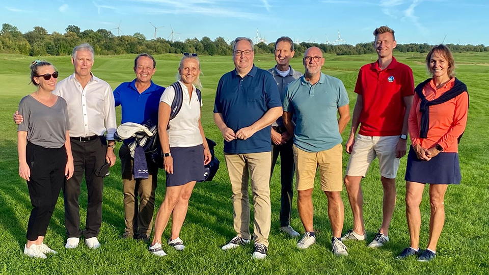 Motiviert und kompetent: Die Mitglieder des Arbeitskreises klimafreundlicher Golfbetrieb trafen sich auf der Anlage des Universitäts-Golfclubs Paderborn. 