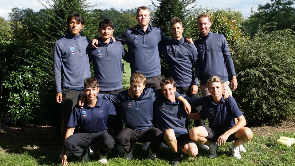 Die Mannschaft des GC Neuhof grüßt nach den Vierern bei der DMM AK 16 Jungen von der Spitze. (Foto: C&V Sport Promotion GmbH)