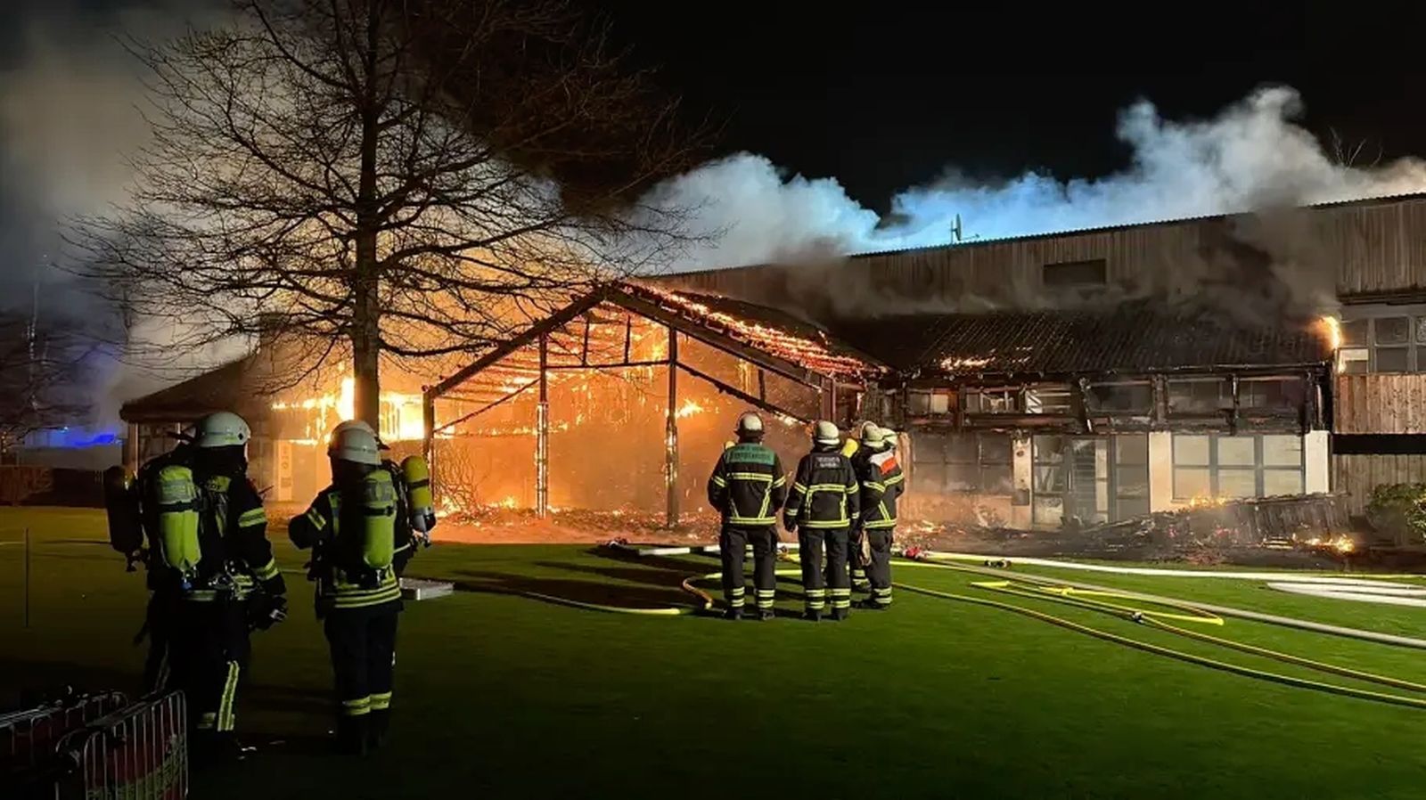 Meterhohe Flammen im GC Hamburg Wendlohe.