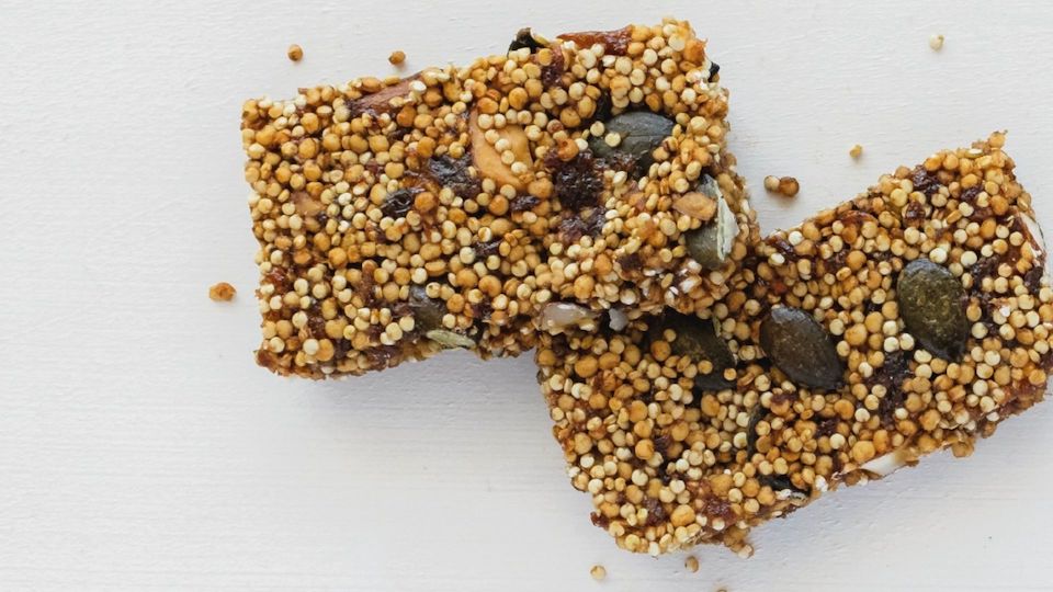 Sorgen für Power: Crunchy Quinoa Energieriegel. 