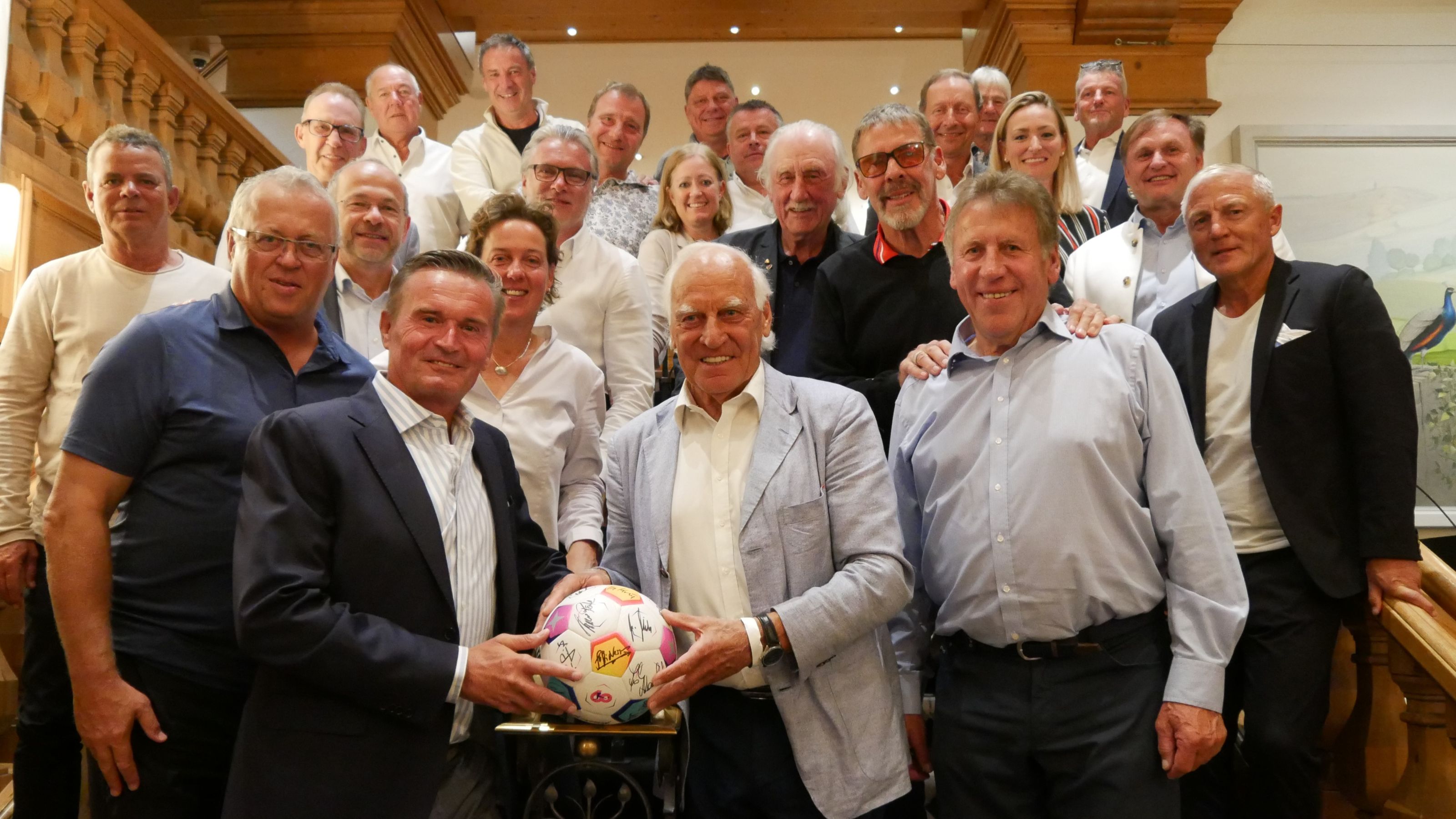 Die Teilnehmer des Bundesliga Cup 2023 in Bad Griesbach unterschrieben allesamt auf einem Fußball, der hinterher versteigert wurde. © Quellness & Golf Resort Bad Griesbach