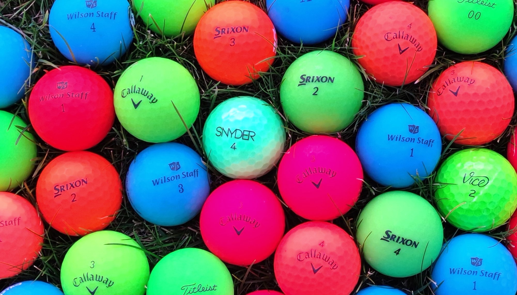 Jetzt wird's bunt: Golfbälle in Rot, Grün, Blau und vielen weiteren Farben sind vor allem in der Herbst-Winter-Saison besser zu finden. 