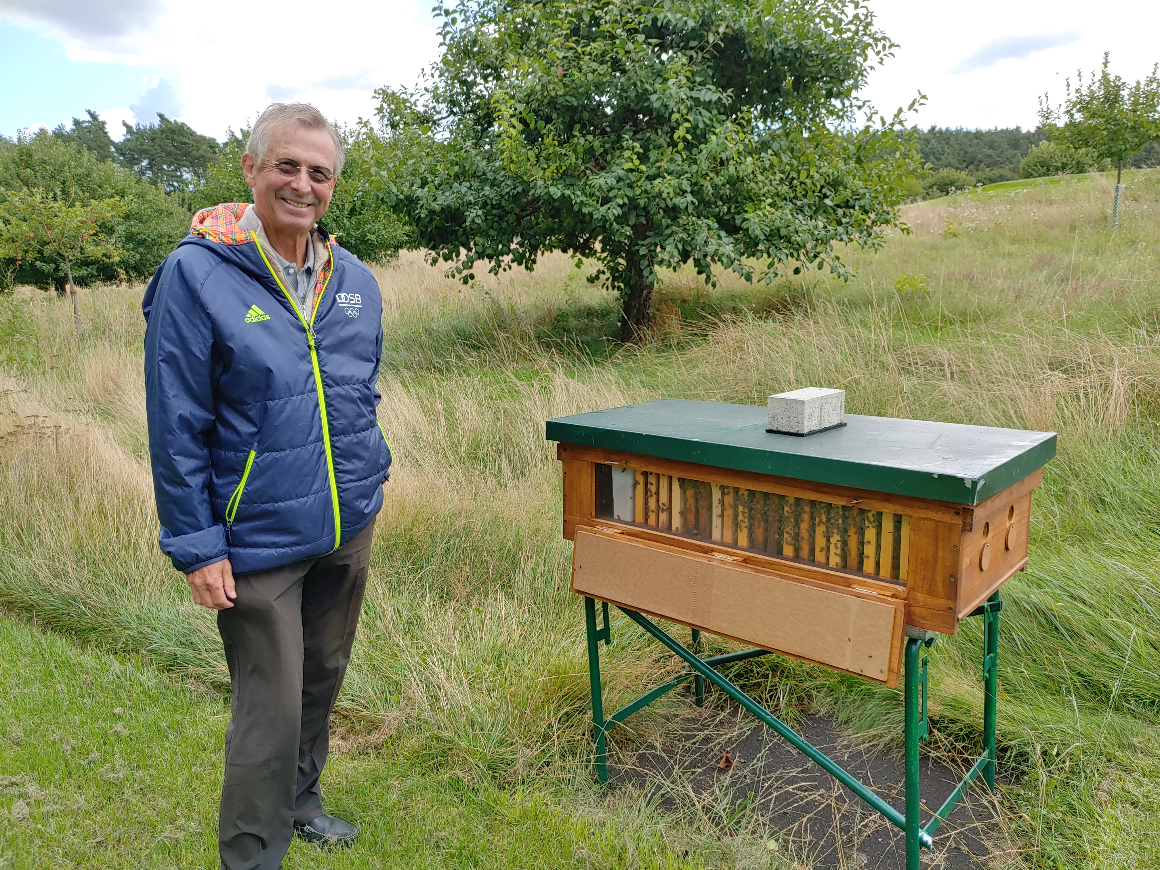Kurt Knote vor der Bienenstation