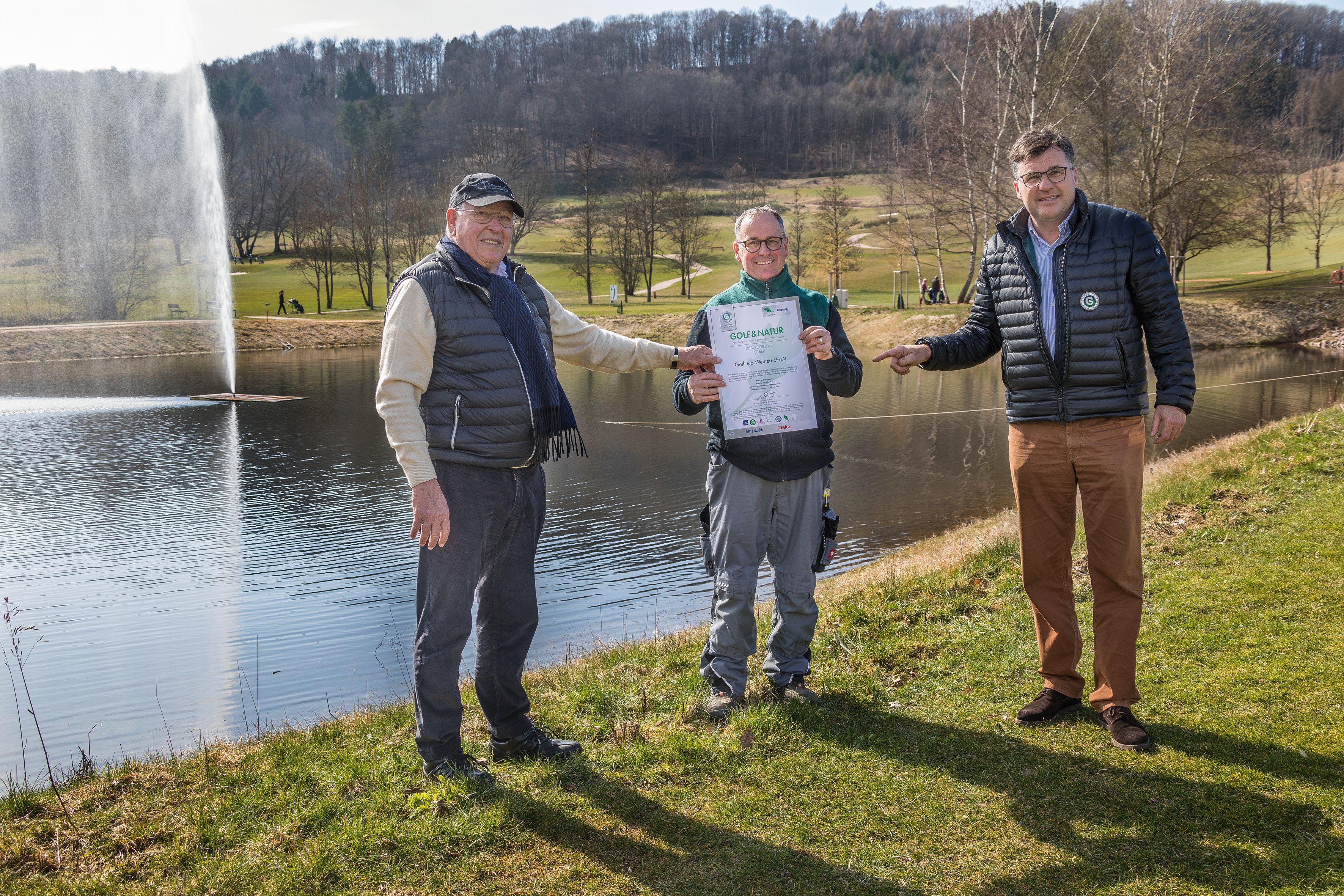 Übergabe des Gold-Zertifikat Golf&Natur: (v.l.) Präsident Horst Wintrich, Head-Greenkeeper Jürgen Mager und Dr. Gunther Hardt (DGV-Umweltberater) (Foto: GC Weiherhof) 