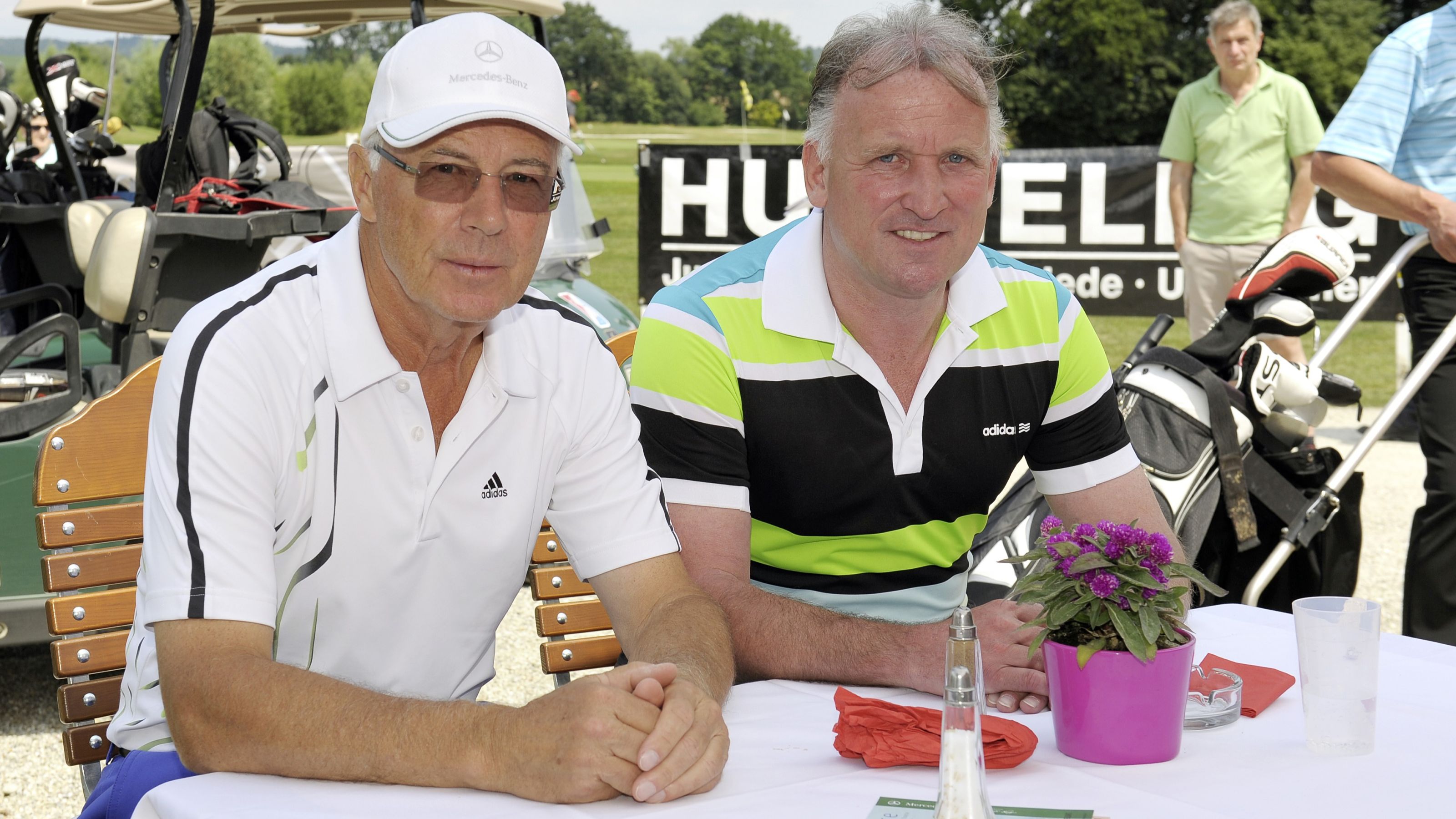 Gute Freunde kann niemand trennen: Franz Beckenbauer und Andi Brehme 2013 beim Kaiser Cup im Golf Resort Bad Griesbach