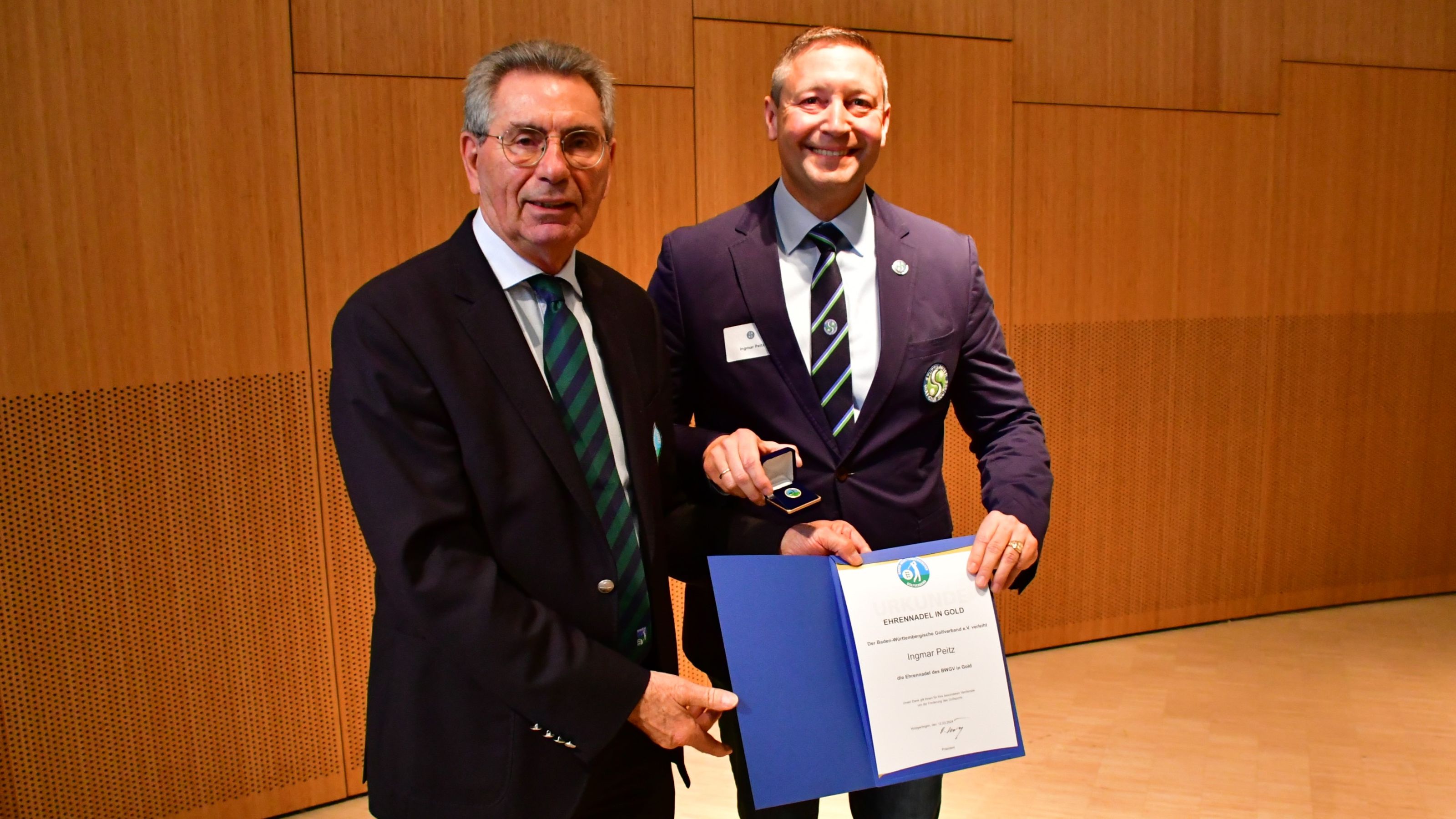 Ingmar Peitz erhielt die Goldene Ehrennadel des Baden-Württembergischen Golfverbands aus den Händen von Präsident Otto Leibfritz. © Privat