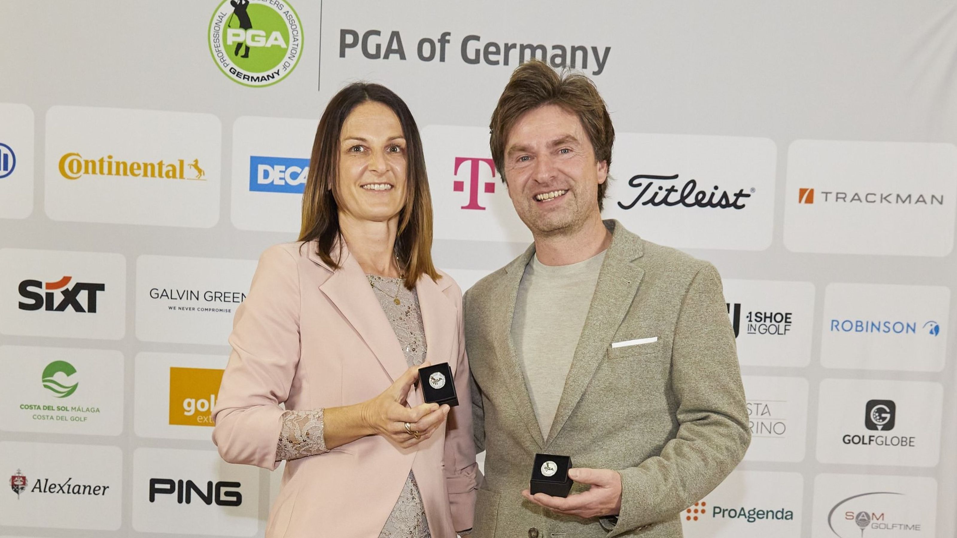 25 Jahre dabei: Simone Uka und Arnd Breuer nahmen ihre PGA-Ehrennadeln in Silber in Kassel höchstpersönlich entgegen.