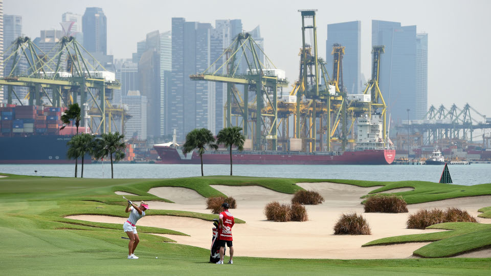 In Singapurs renommiertestem Golfclub, dem Sentosa Golf Club, bilden Hafen und Skyline eine besondere Kulisse.