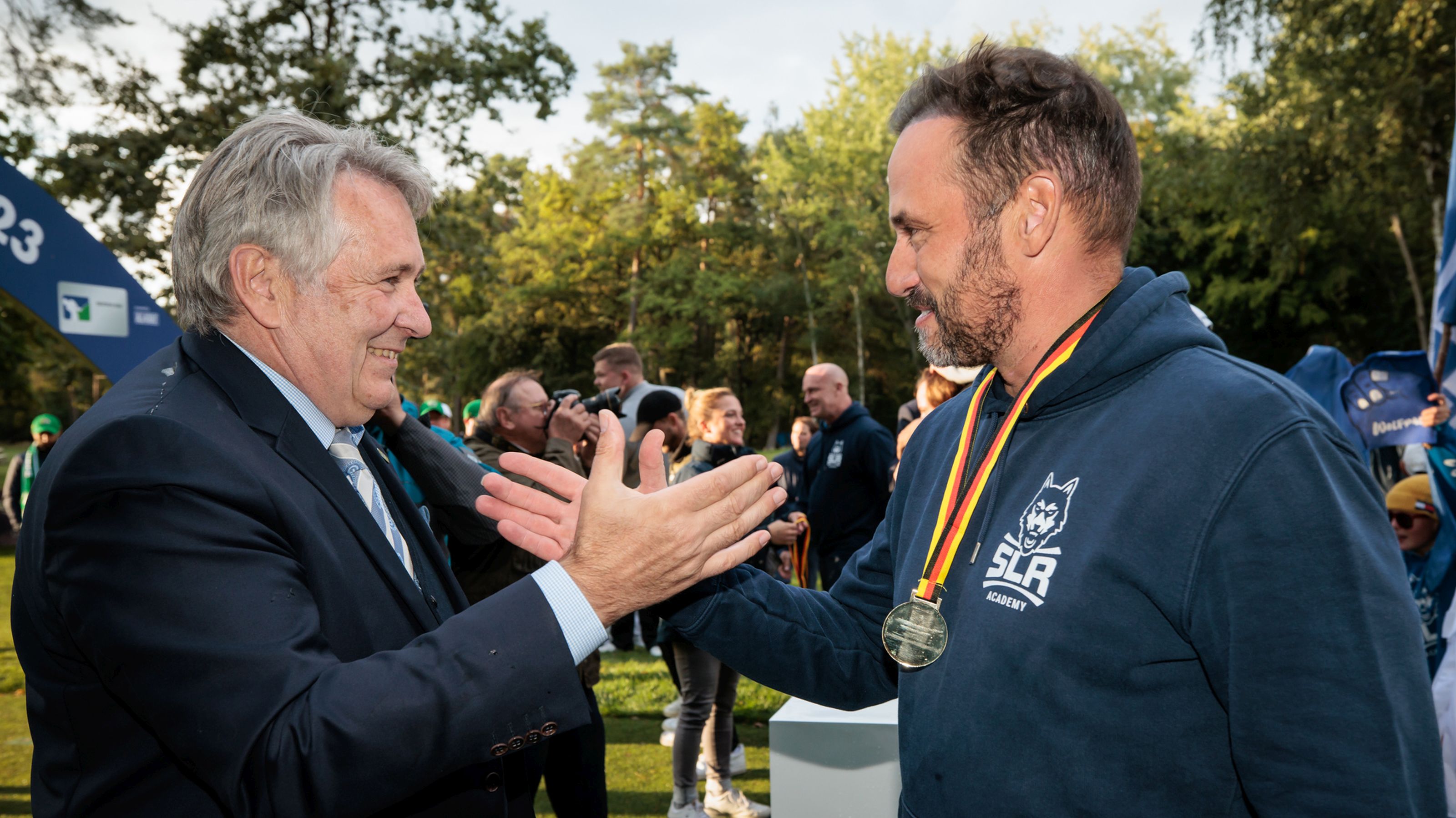 Endlich geschafft: Marco Schmuck wurde 2023 Deutscher Meister mit St. Leon-Rots Männern. DGV-Präsident Claus M. Kobold war einer der ersten Gratulanten. © Stefan Heigl