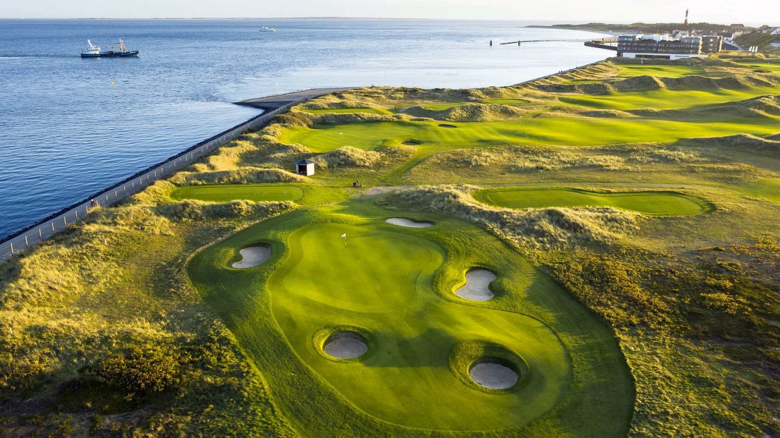 Budersand: Auf dem 73 Hektar großen Gelände nördlich des Hörnumer Yachthafens erwartet Golfer ein anspruchsvoller 18-Loch-Platz in klassischem Links-Course-Design plus Budersand Hotel Golf & Spa.