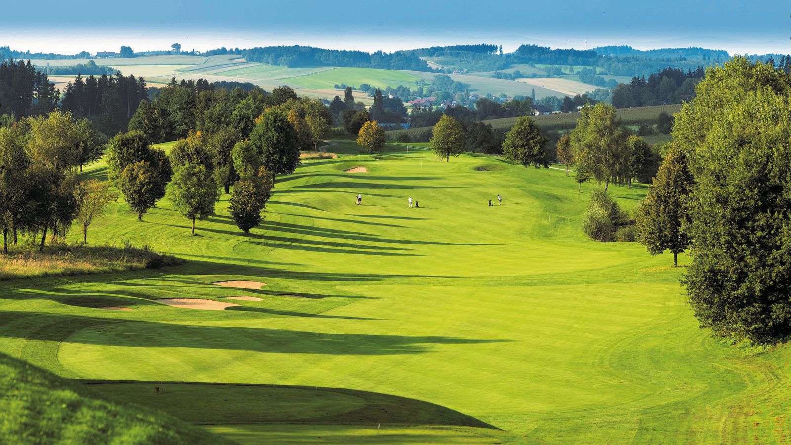 Zehn Plätze innerhalb von nur zehn Autominuten, drei Hotels und drei Gutshöfe: Das Quellness & Golf Resort Bad Griesbach in Niederbayern ist das größte Golfresort Europas.