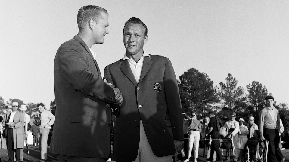 Augusta 1963: Jack Nicklaus gewinnt zum ersten Mal das Masters – Rivale Arnold Palmer (r.) gratuliert. | © Getty Images