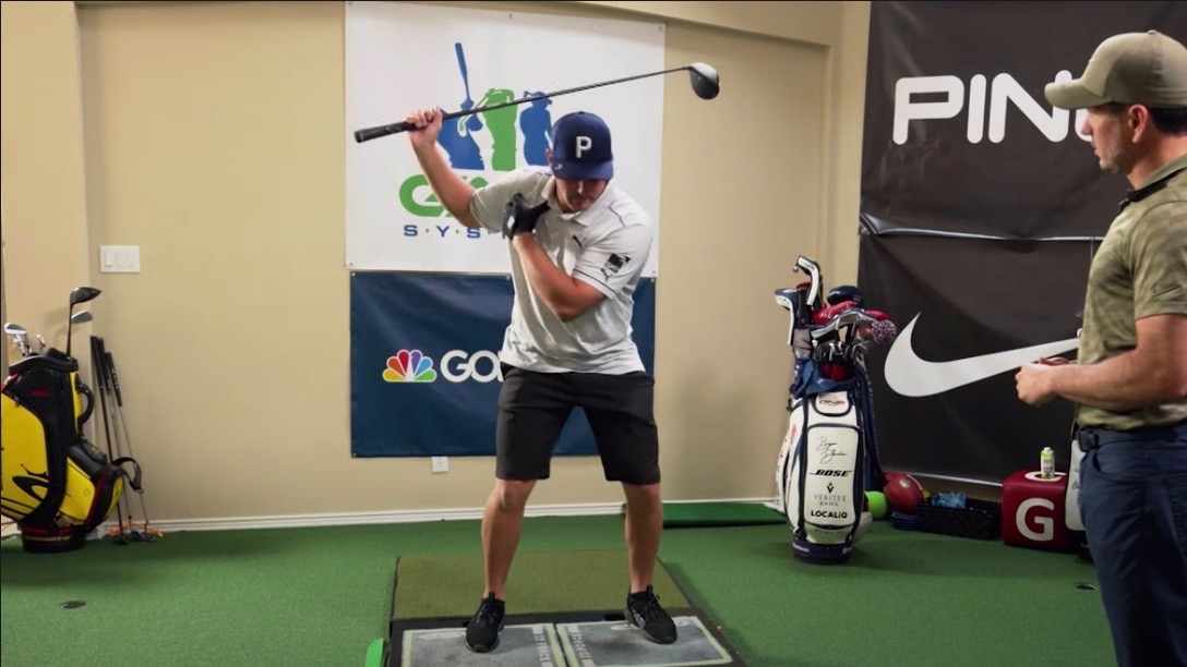 Im Video mit dem amerikanischen Golf Channel erklärt Bryson DeChambeau, wie er die Power für seine weiten Drives erzeugt. An seiner Seite: Schwungcoach Chris Como. I Golf Channel