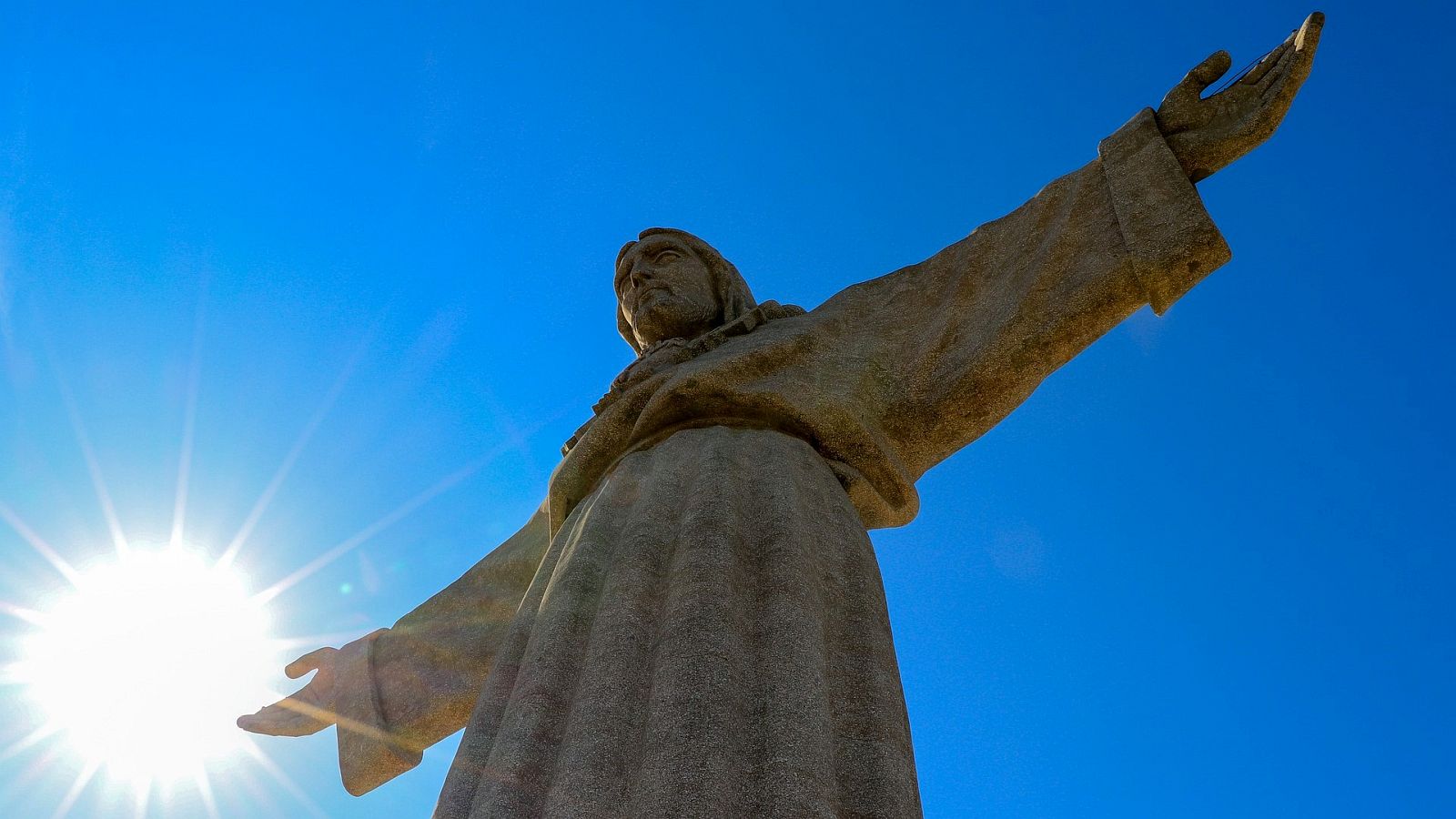 Die Christus-Statue Cristo Rei wacht über der Hauptstadt Portugals.