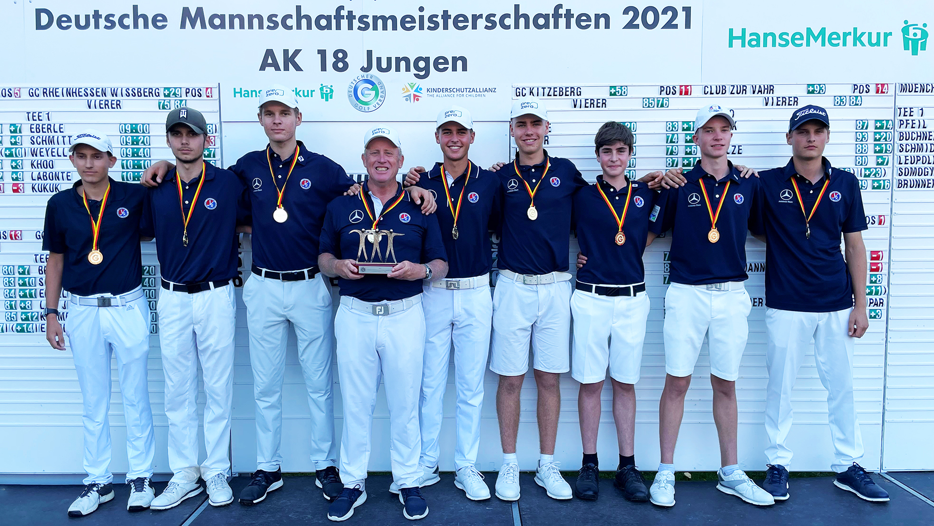 Starke Vierer waren die Grundlage für den DMM-Titel der Junioren des GC Mannheim-Viernheim, die den souveränen Auftritt im GC Augsburg mit ihrem Trainer Ted Long feierten. 