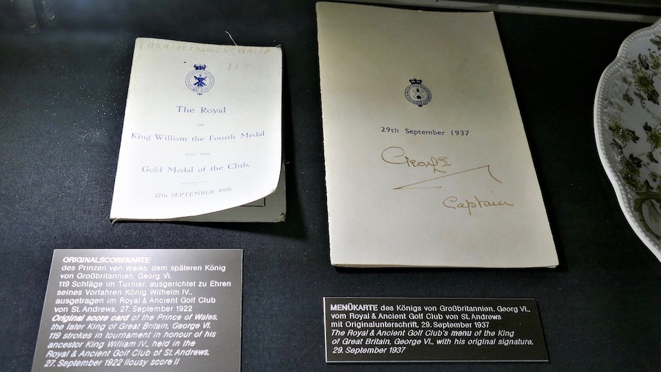 Links die Original-Scorekarte des Prinzen von Wales, George VI., dem späteren König, der 1922 in St. Andrews 119 Schläge brauchte. Rechts die Menükarte für seine Speisen nach der Runde... | © Archiv/Kirmaier