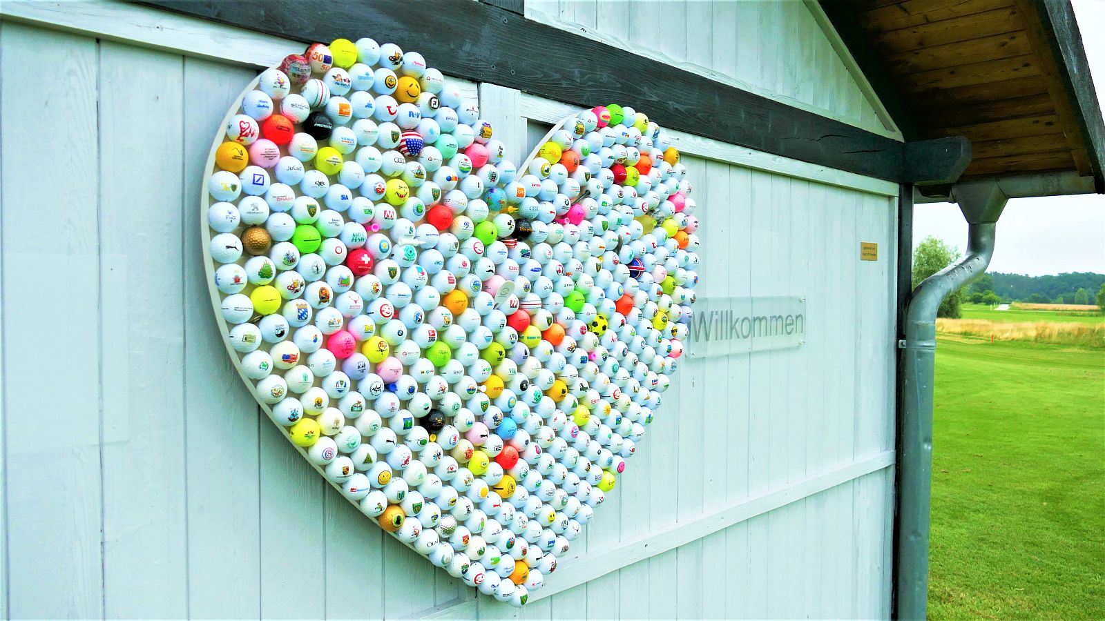 Ein buntes Herz aus Golfbällen: der Willkommensgruß an Tee eins des GC Herzogenaurach. © DGV/Kirmaier
