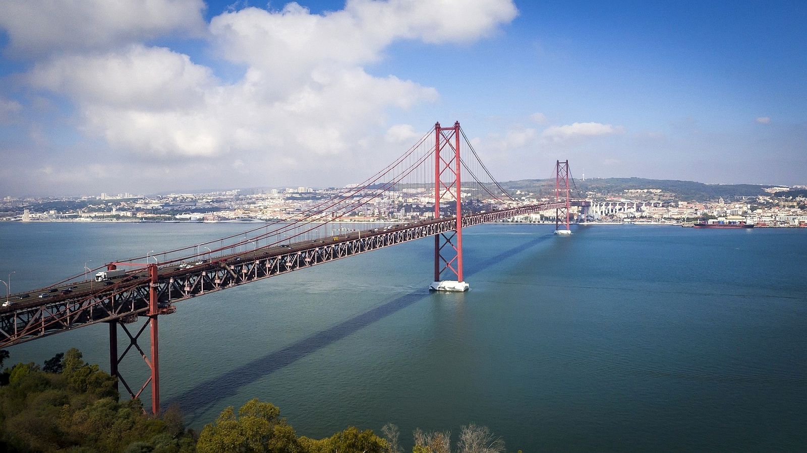 Willkommen in Lissabon: Die Ponte 25 de Abril ist eine knapp drei Kilometer lange Hängebrücke über den Fluss Tejo.