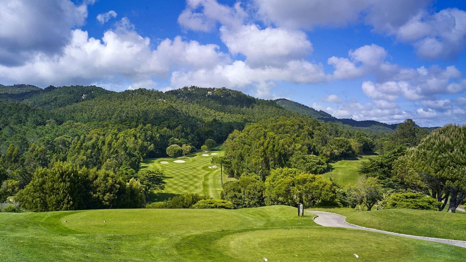 Herrliches Panorama: Der Atlantico-Kurs des Penha Longa Golf Clubs wartet mit mächtigen Bäumen und alten Ruinen auf. © Penha Longa Resort