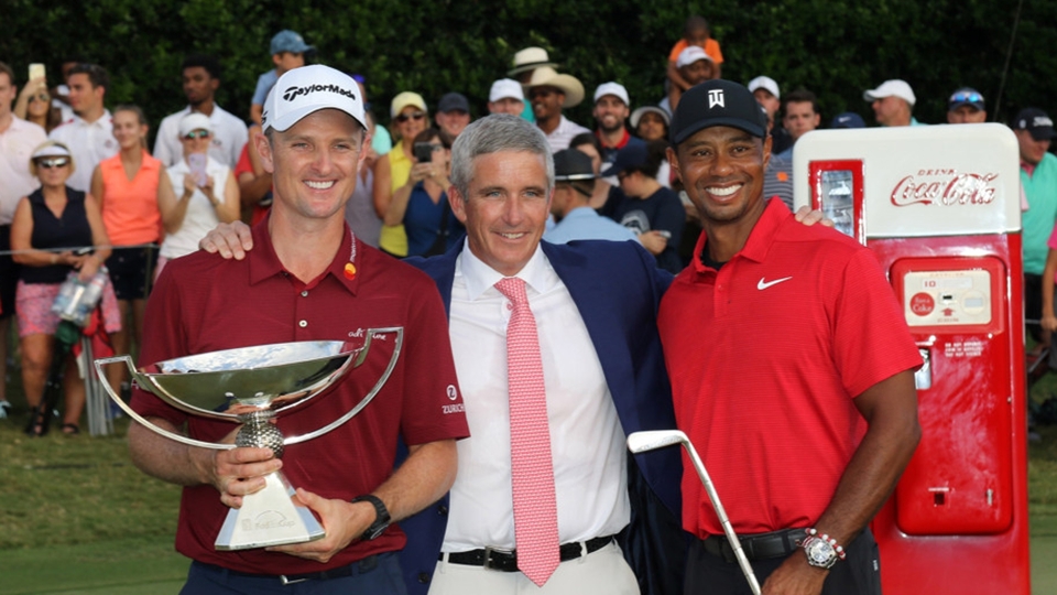 PGA Tour Chef Jay Monahan posiert mit Justin Rose und Tiger Woods