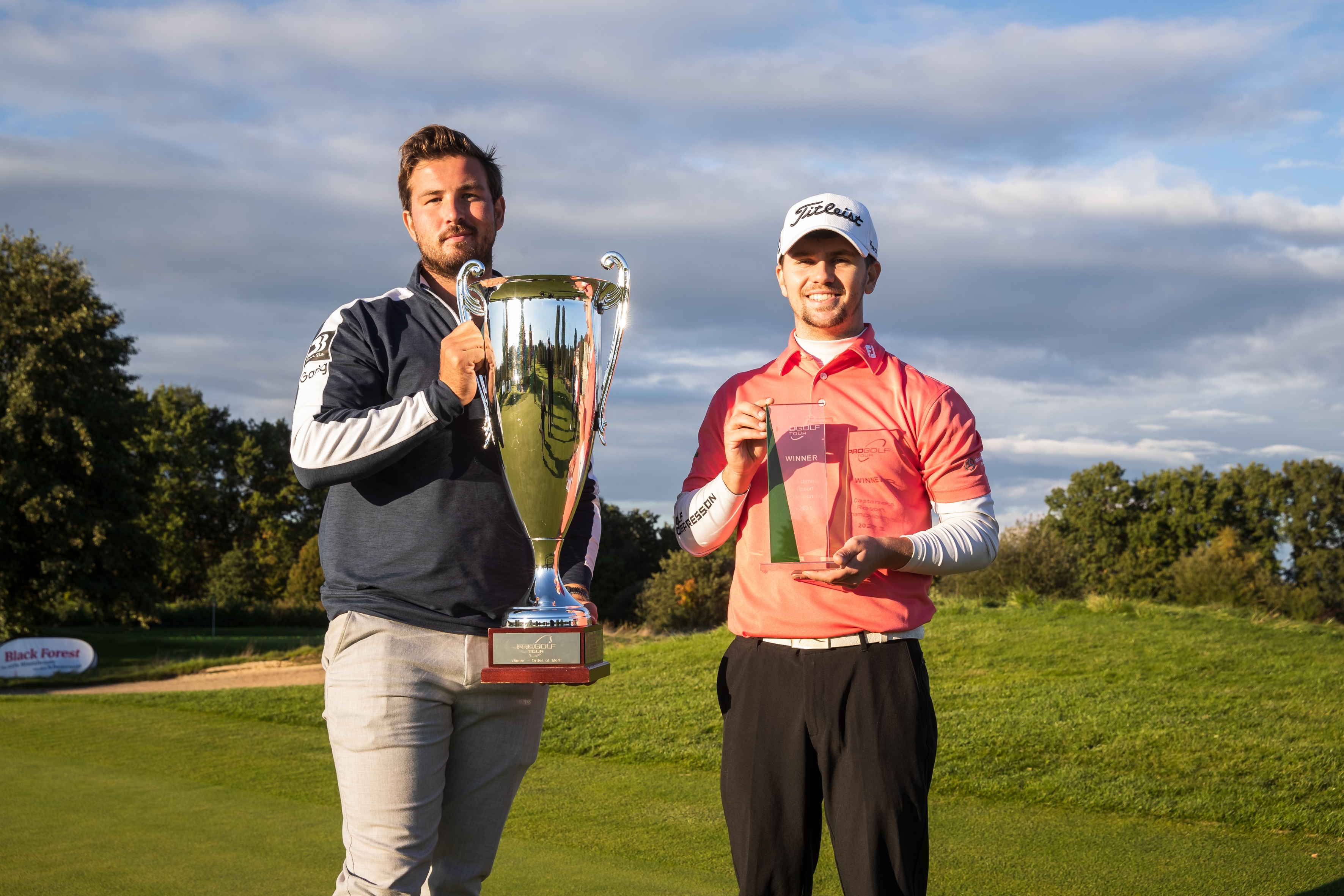Timo Vahlenkamp (rechts) siegte beim Finalturnier der Pro Golf Tour, der Castanea Resort Championship 2021, nach sechs Extralöchern im Stechen. Der Franzose Mathieu Decottignies Lafon gewann die Jahreswertung und steigt damit, wie Vahlenkamp, in die Challenge Tour auf. 