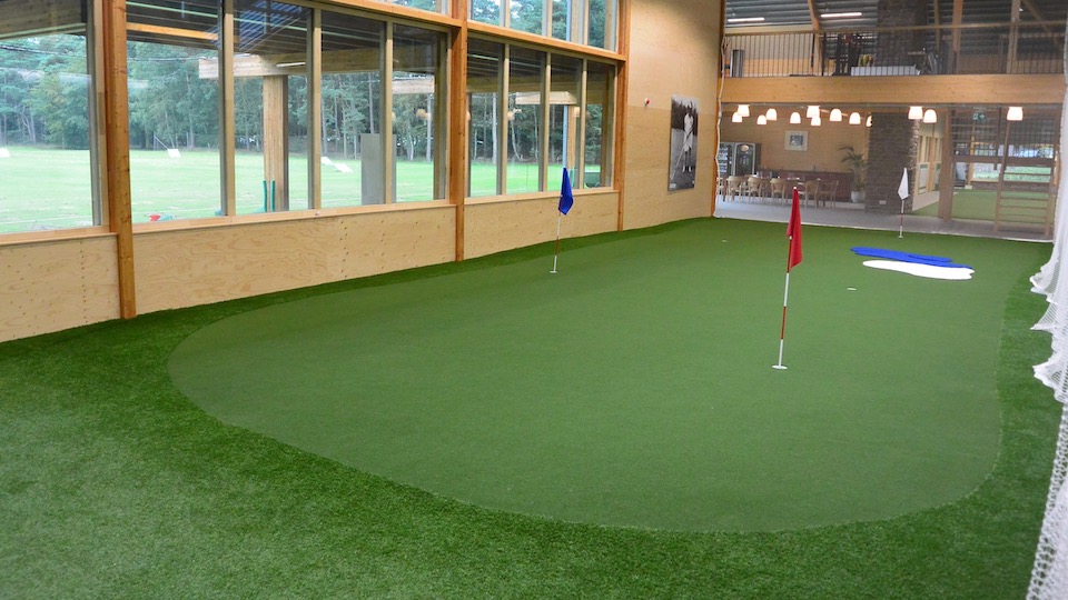 Indoor-Training als Alternative: Im kalten Winter können Golfer auch drinnen an ihrem Spiel arbeiten. 