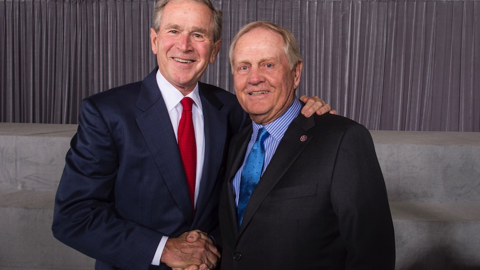 Begegneten sich nicht nur einmal: Nicklaus mit dem ehemaligen US-Präsidenten George W. Bush. | © Getty Images