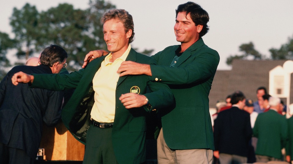 Historischer Moment: 1993 schlüpft Bernhard Langer nach seinem Triumph in Augusta zum zweiten Mal ins grüne Sieger-Sakko. 