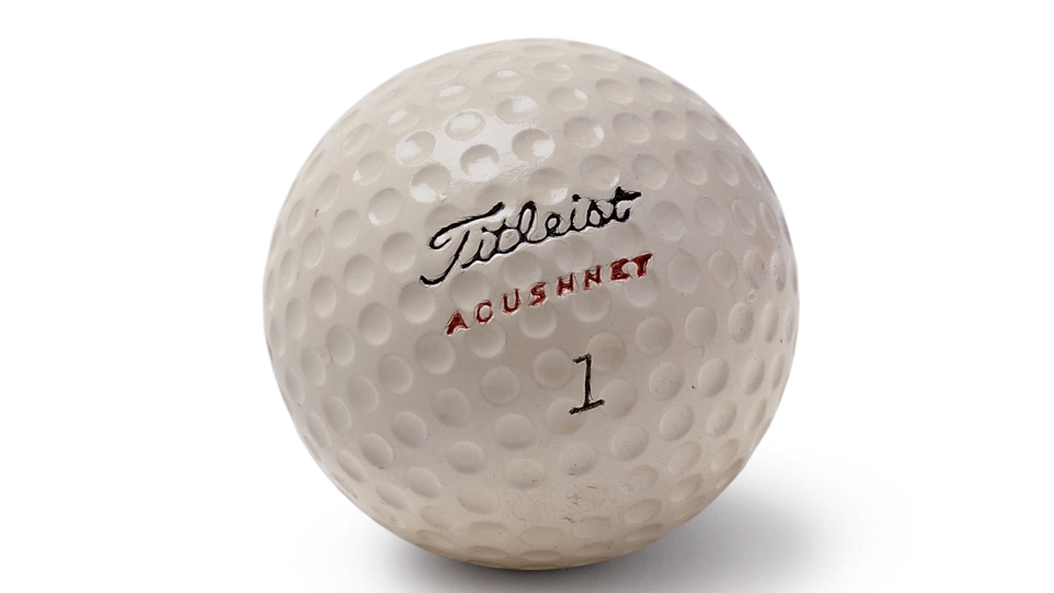 Der erste Titleist-Ball wurde im Jahr 1935 auf den Markt gebracht. Er hatte eine Balata-Schale, gewickelte Gummifäden und einen flüssigen Kern.