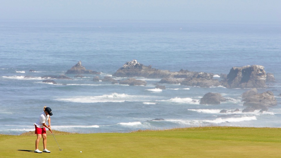 Was für ein Panorama direkt am Pazifik – Bahn 13 des legendären Pacific Dunes Golf Course. 