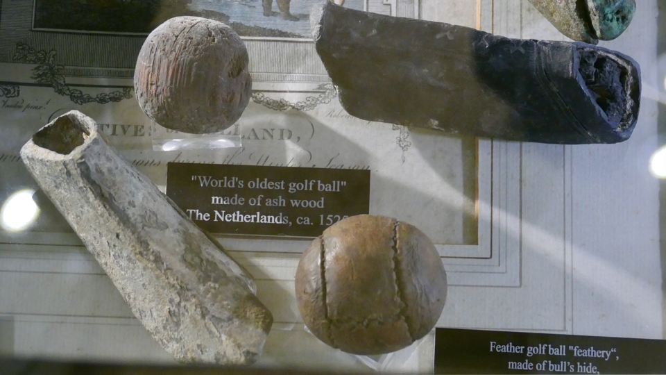 Wooden Ball und Feathery im Regensburger Golfmuseum. I © Archiv/Kirmaier