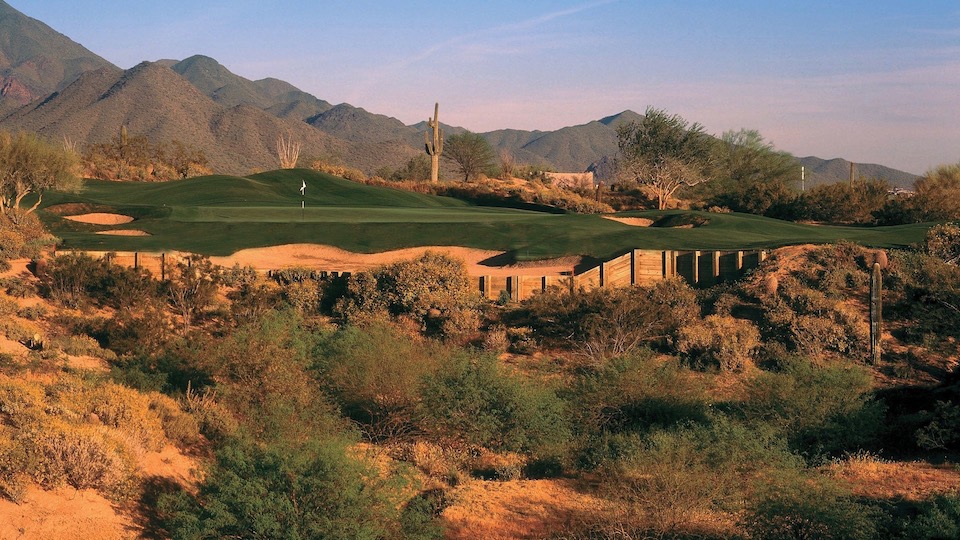 Schroffes Panorama: Der Grayhawk Golf Club mit seinen zwei 18-Löcher-Kursen liegt mitten in der blühenden Sonora-Wüste. | © Experience Scottsdale