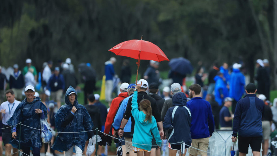 In dieser Woche ein treuer Begleiter bei der Players Championship: Der Regenschirm.