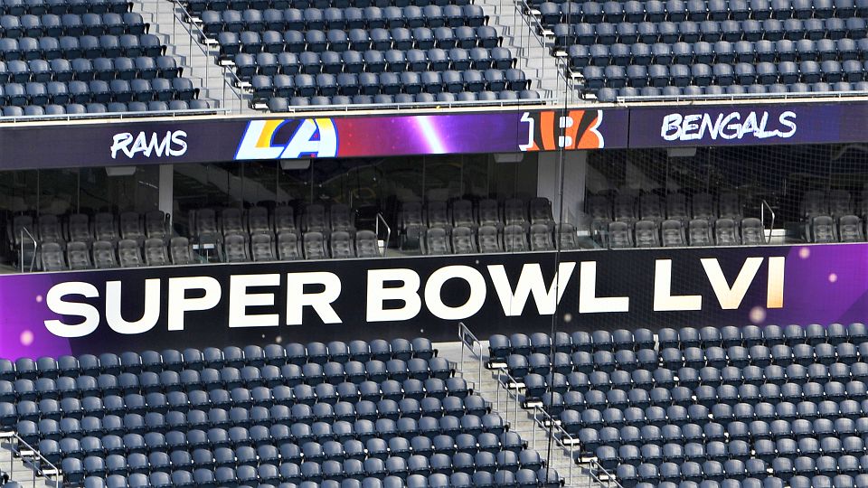 Noch sind die Ränge leer, aber in der Nacht von Sonntag auf Montag treffen in LA die Rams und die Bengals im Super Bowl LVI aufeinander. © Brian Rothmuller/Getty Images