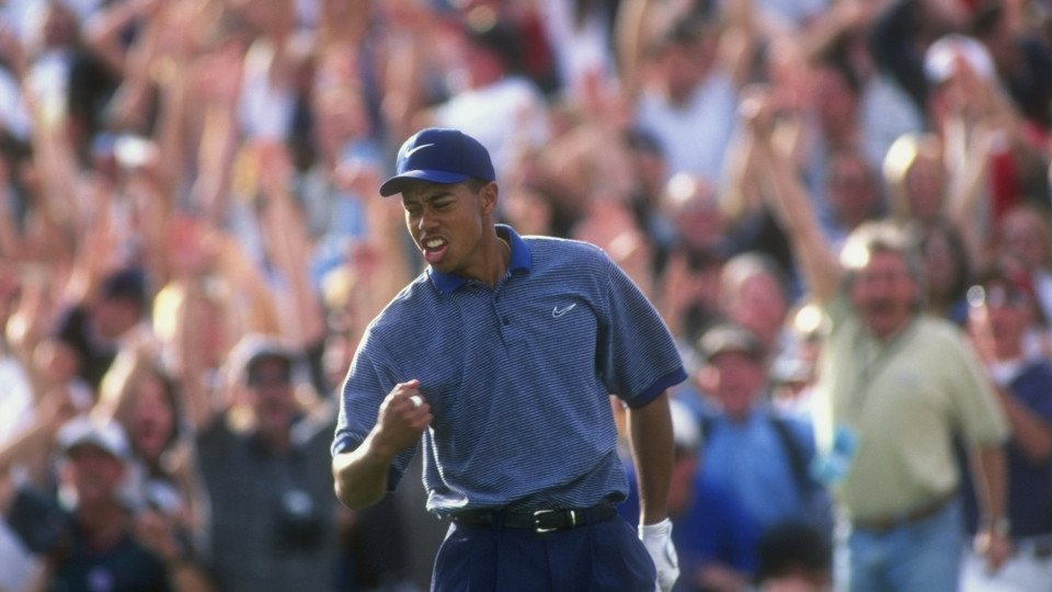 Tiger Woods bejubelt sein Hole-in-One auf der 16 bei der Phoenix Open 1997.