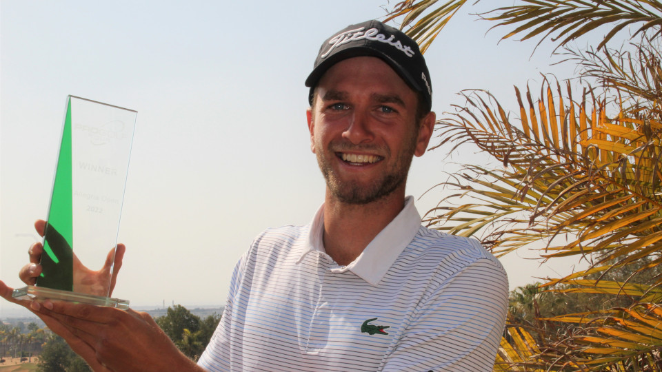 Durfte sich nach einem spannenden Finale über seinen zweiten Titel auf der Pro Golf Tour freuen: Victor Veyret.