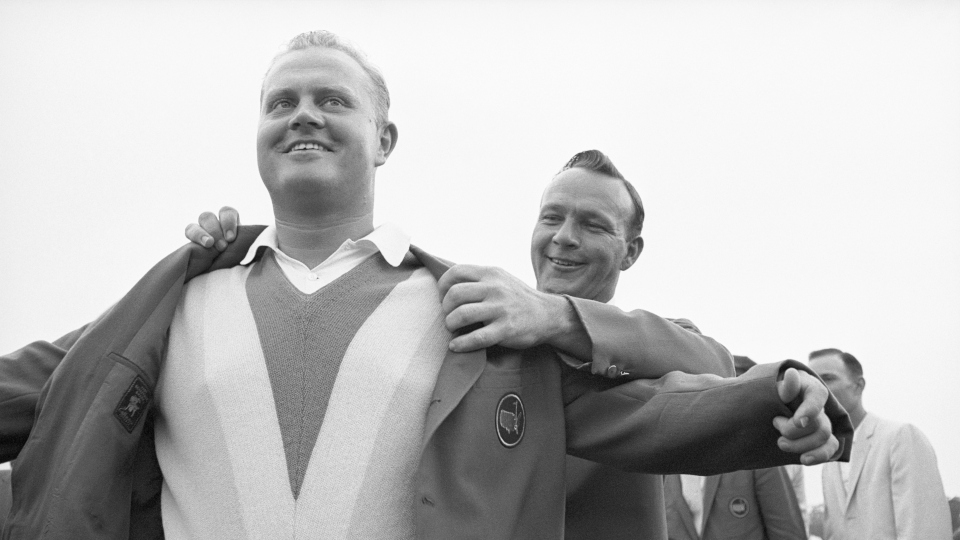 Legenden unter sich: Arnold Palmer hilft Jack Nicklaus ins Green Jacket.