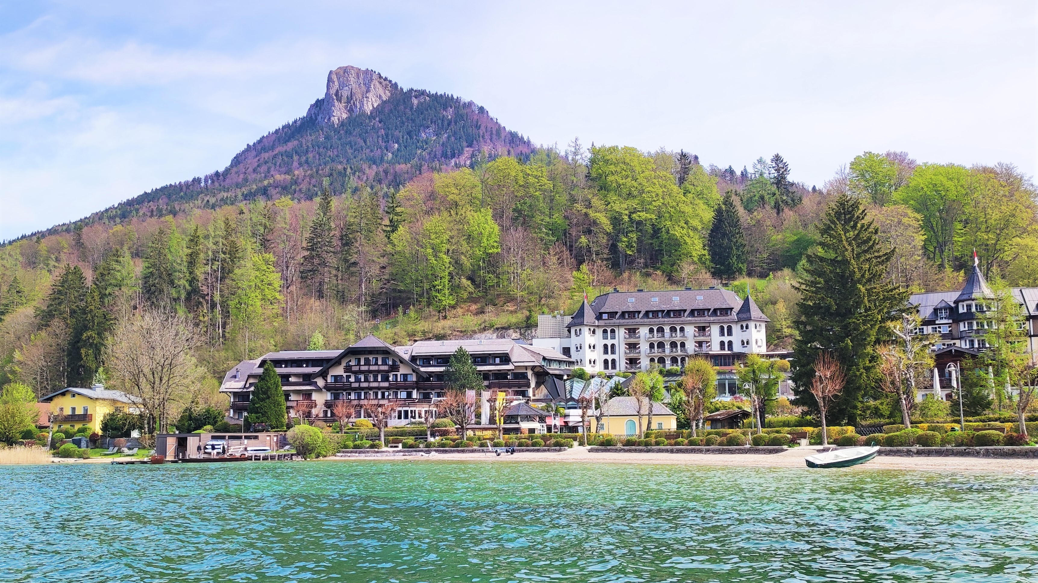 Blick vom Wasser auf das Ebner's Hotel Waldhof am See in Fuschl. | © Kirmaier