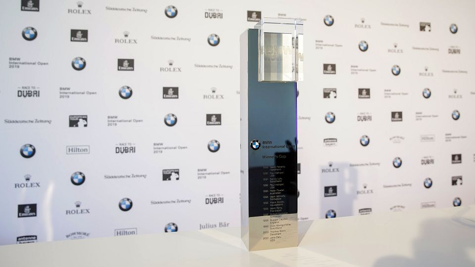 Da ist das Ding: So sieht der Pokal aus, den der Sieger der BMW International Open mit nach Hause nimmt. 