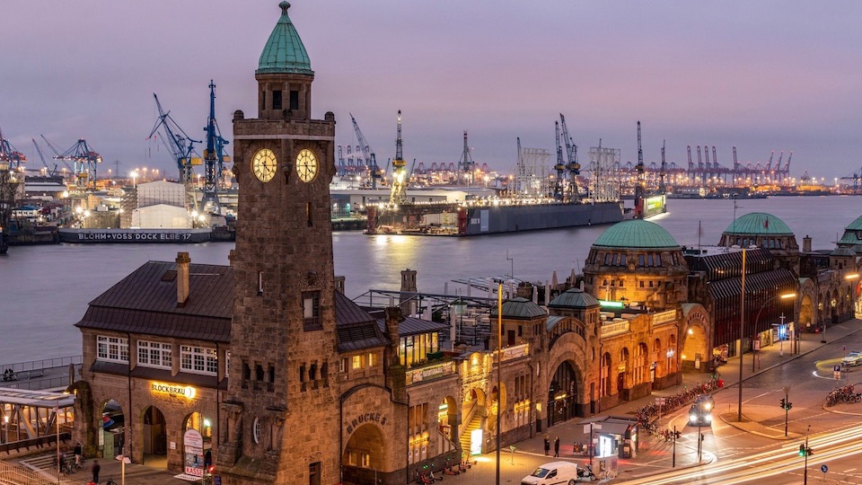 Der Klassiker: Ein Besuch des Hamburger Hafens mit seinen Landungsbrücken ist Pflicht für die meisten Touristen. 