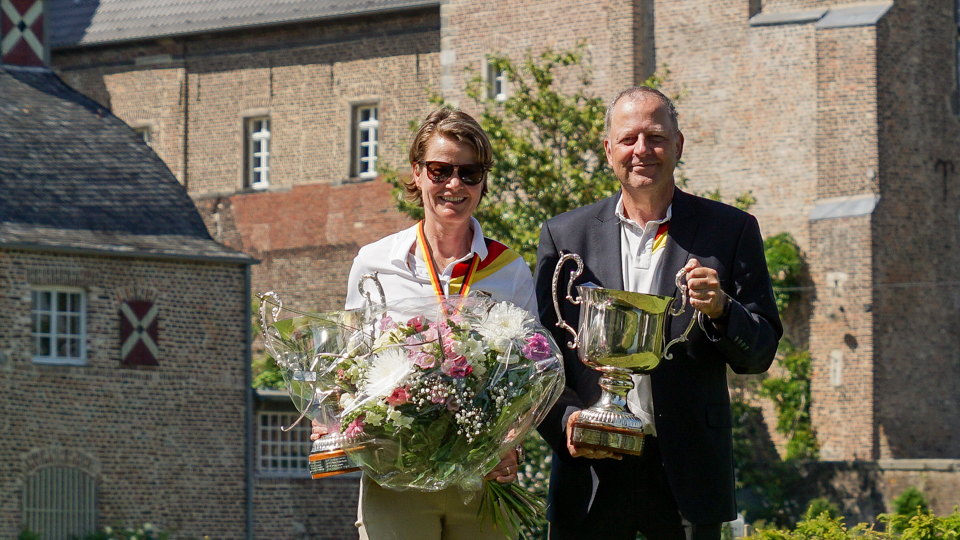 Silvia Wilms (Münchener GC) und Martin Birkholz (GSV Düsseldorf) sind die Sieger der DM AK 50 2022. (Foto: C&V Promotion)