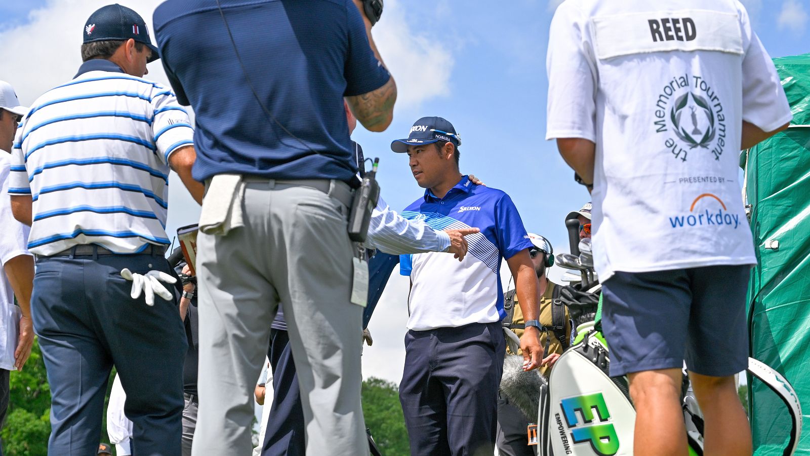 Der Moment der Entscheidung: Die Regelhüter der PGA teilten Hideki Matsuyama dessen Disqualifikation mit. © Ben Jared/Getty Images