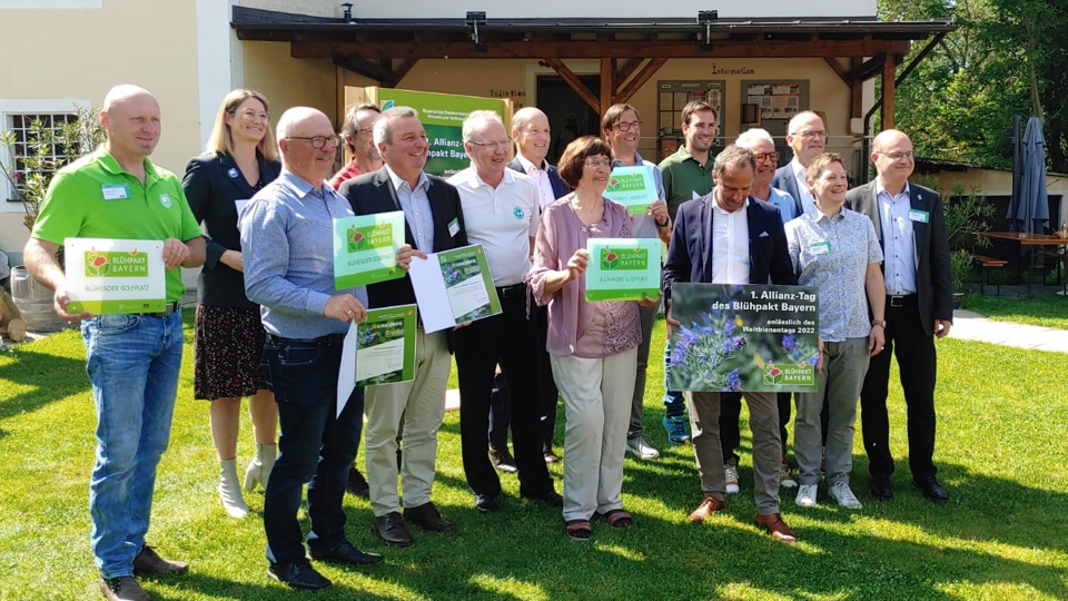 Bayerns Umweltminister Thorsten Glauber zeichnet im bayerischen GC Zollmühle sieben Golfanlagen für ihr Engagement zur Förderung der Artenvielfalt aus